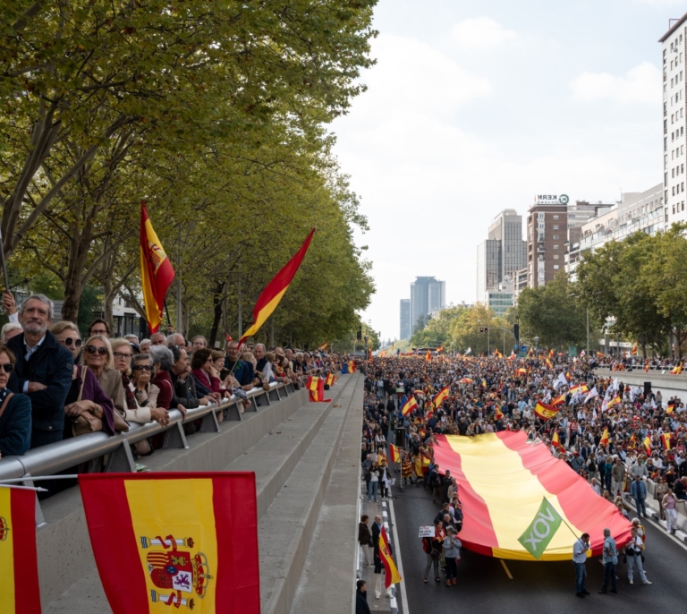 Miles de manifestantes reclaman elecciones y apuntan a Sánchez en Madrid: "Estás acabado, no puedes ni salir a la calle"