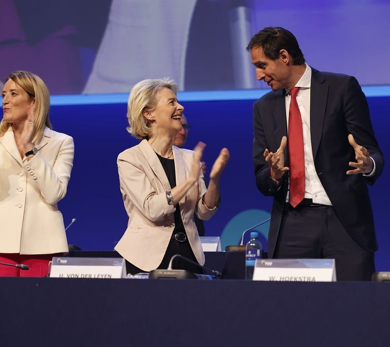 De directivo de Shell a comisario de clima: el Parlamento pasa de puntillas por los conflictos de intereses tras el Qatargate