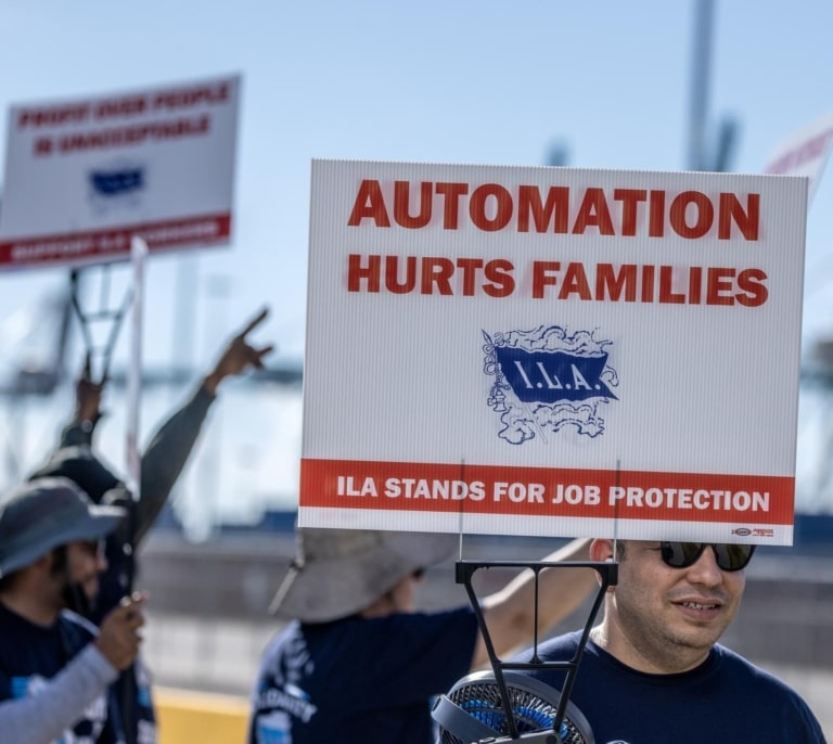 "Los robots no pagan impuestos": la huelga masiva de los estibadores de EEUU contra la automatización