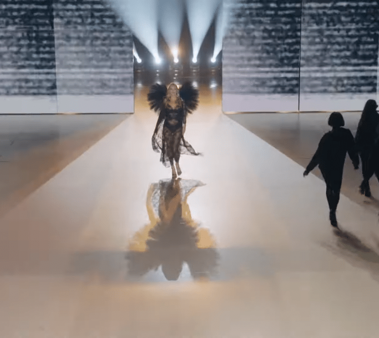 Atrapados en la nostalgia y dando la espalda a su pasado oscuro: los ángeles caídos de Victoria's Secret vuelven a desfilar