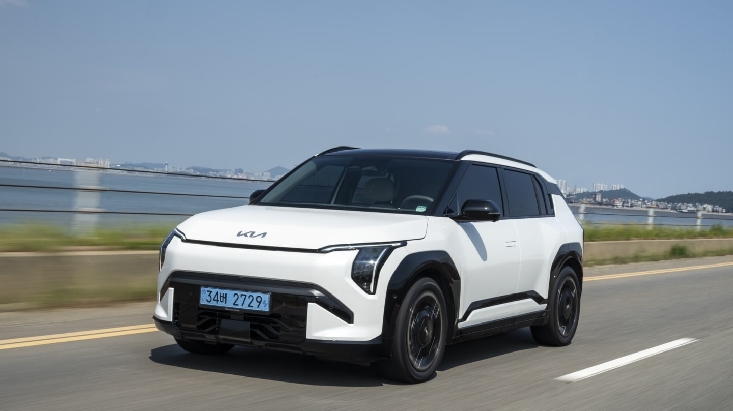 Con el lanzamiento del nuevo Kia EV3 la marca coreana pretende revolucionar el mercado de los vehículos eléctricos. Este SUV compacto apuesta muy fuerte en áreas cruciales, como la autonomía y los tiempos de carga. Dotado con la batería de 81,4 kWh (variante Long Range) ofrece una autonomía de 600 km, líder en su categoría. Está disponible en el mercado español desde 36.930 euros.