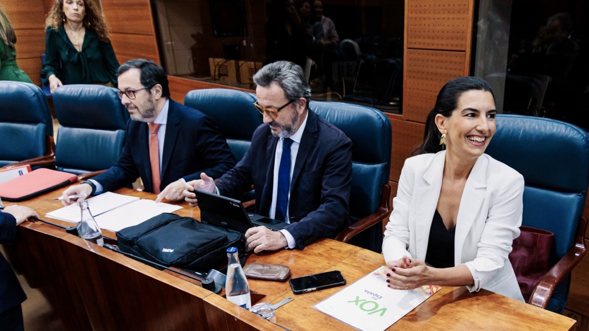 Rocío Monasterio, este jueves en la Asamblea de Madrid, acompañada de su grupo y su sustituto, José Antonio Fúster (i)