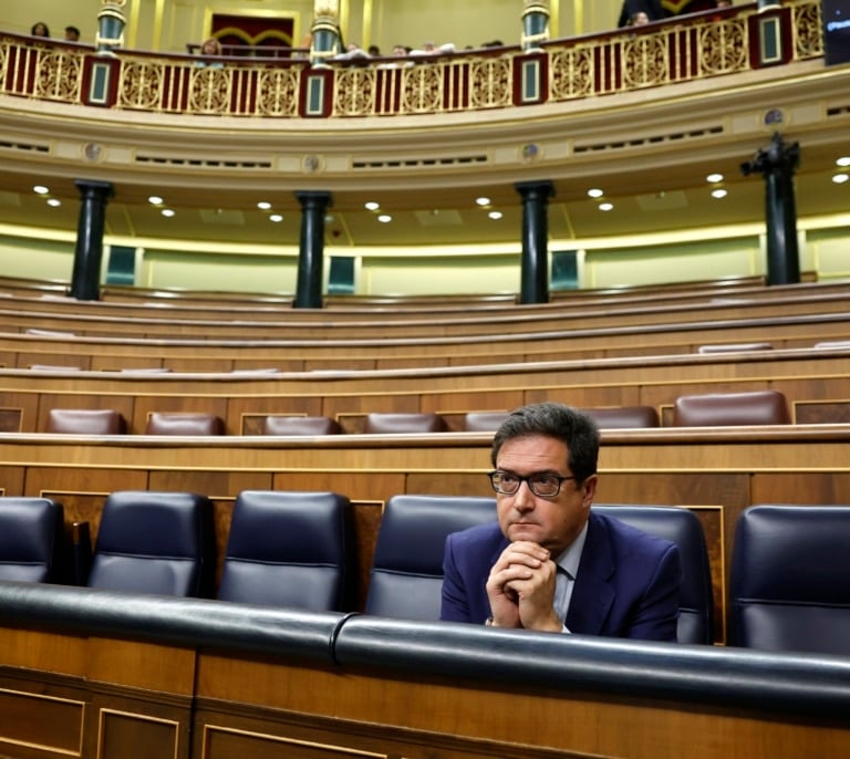 De un 17% al 41%: los tres meses de agonía de Óscar López con Muface para dar 1.277 millones más a las aseguradoras