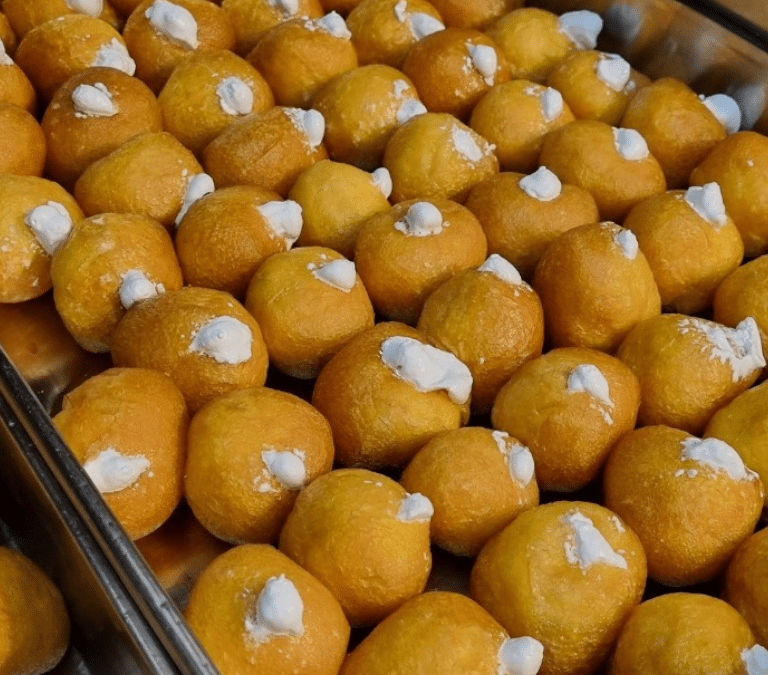 Chantilly, aceite de oliva y mucho amor: el secreto de los mejores buñuelos de Madrid