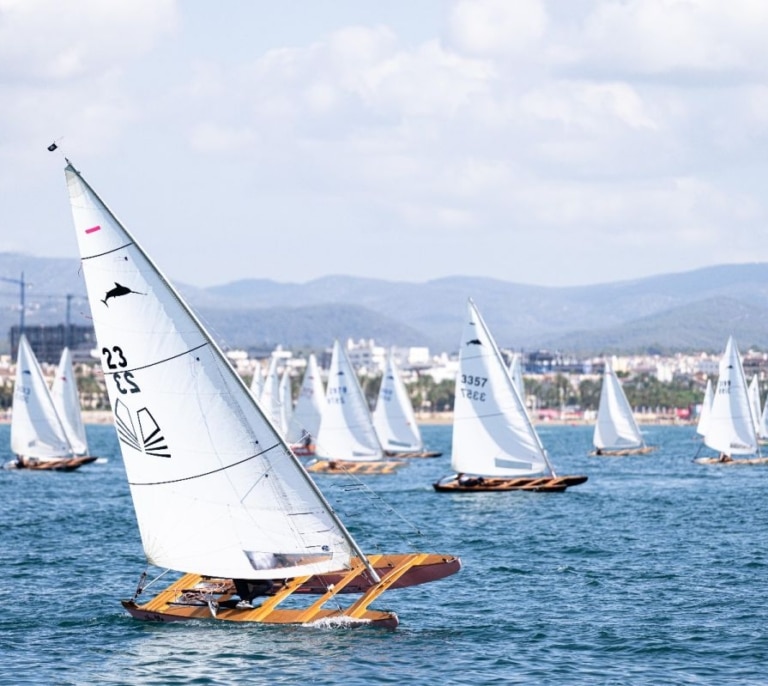 La Regata de los 350 Patinetes de Vela eleva la tradición marítima catalana a un nuevo nivel la Louis Vuitton 37ª America's Cup