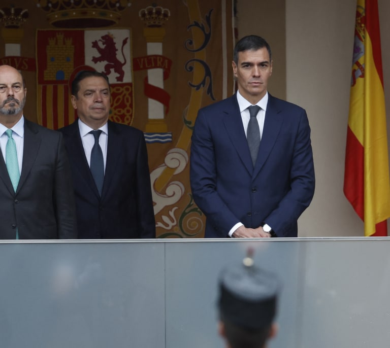 Pitos para Sánchez a su llegada al desfile