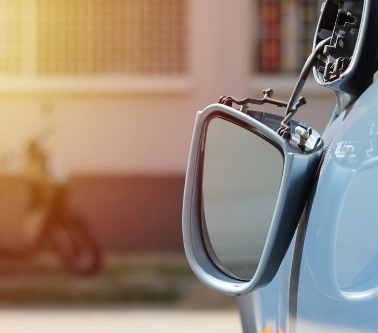 Vuelve el timo del retrovisor, así puedes identificarlo y evitar estafas