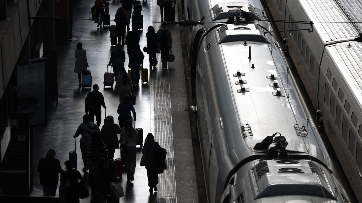 Cerca de 180 pasajeros llegan andando a la estación de Mérida por un tren Madrid-Sevilla averiado