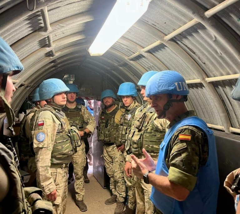El jefe español de la UNIFIL asegura que los 'cascos azules' siguen en todas sus posiciones pese a la presión de Israel