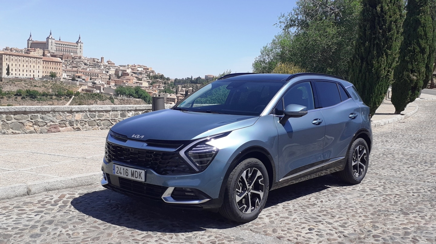 El sistema de propulsión híbrido del Kia Sportage 1.6 T-GDI HEV consta de un motor de gasolina y un electromotor que conjuntamente desarrollan 215 CV.