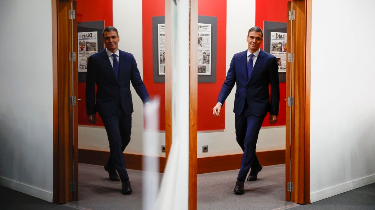 MADRID, 11/11/2024.- El presidente del Gobierno, Pedro Sánchez, ante de comparecer este lunes en rueda de prensa en el Palacio de la Moncloa, para informar de las nuevas medidas que aprueba el Consejo de Ministros para hacer frente a las consecuencias de la dana que afectó principalmente a la Comunitat Valenciana.EFE/ Javier Lizon
