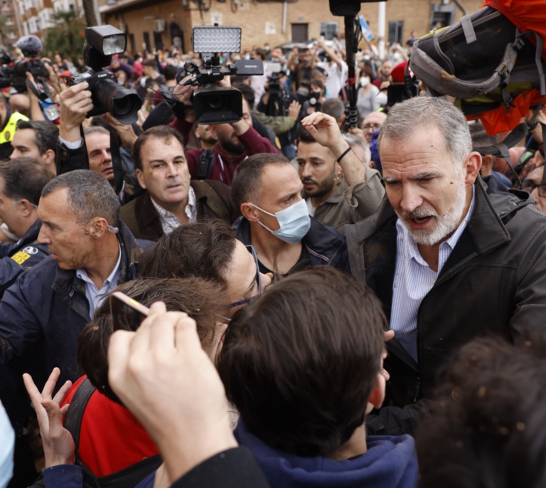 Falta de efectivos, la petición del Rey de aguantar y una mala previsión: claves en la "brecha de seguridad" en Paiporta