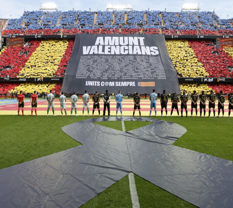 El Valencia homenajea en Mestalla a las víctimas de la DANA
