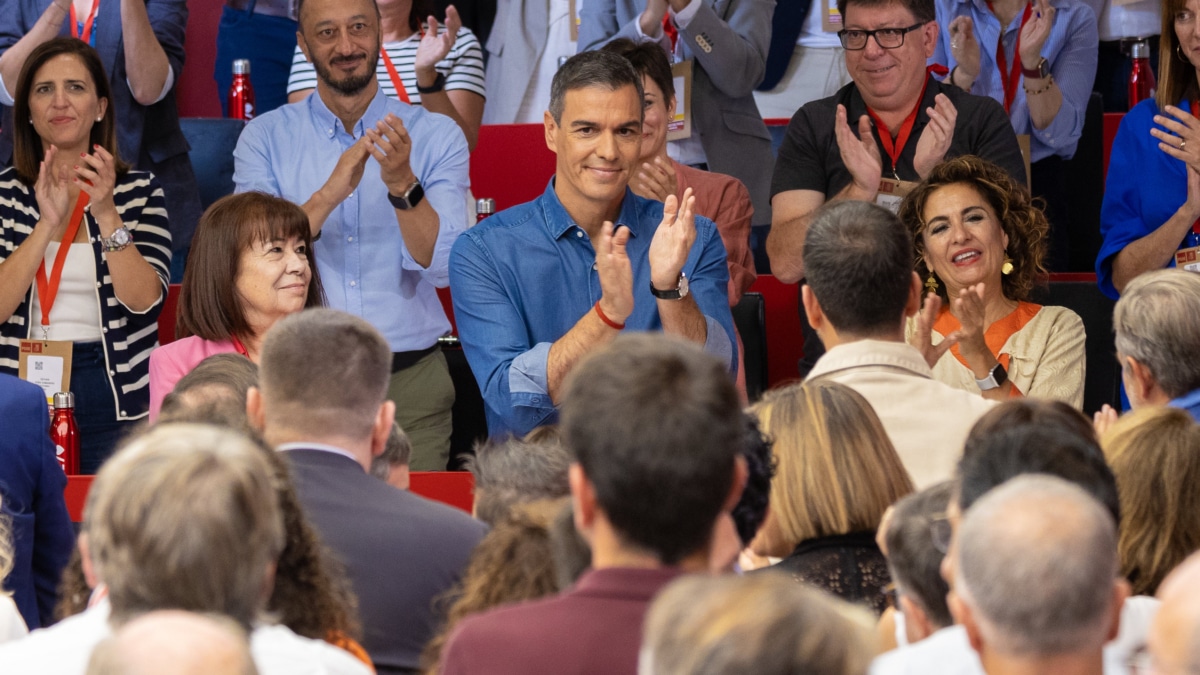 El secretario general del PSOE y presidente del Gobierno, Pedro Sánchez, flanqueado por la presidenta del partido, Cristina Narbona (i), y la vicesecretaria general, María Jesús Montero (d), durante la reunión del comité federal del PSOE del pasado 7 de septiembre de 2024, en Ferraz.