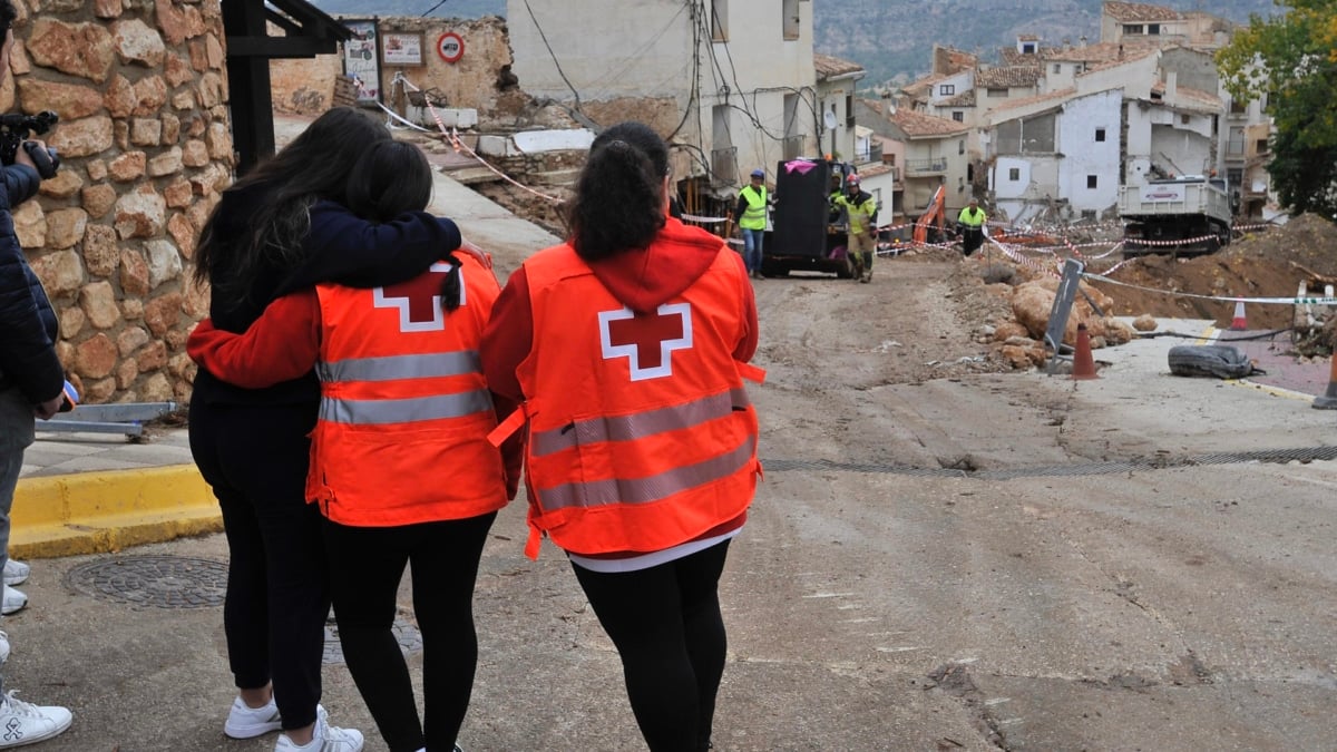 Miembros de la Cruz Roja trabajan en Letur (Albacete).