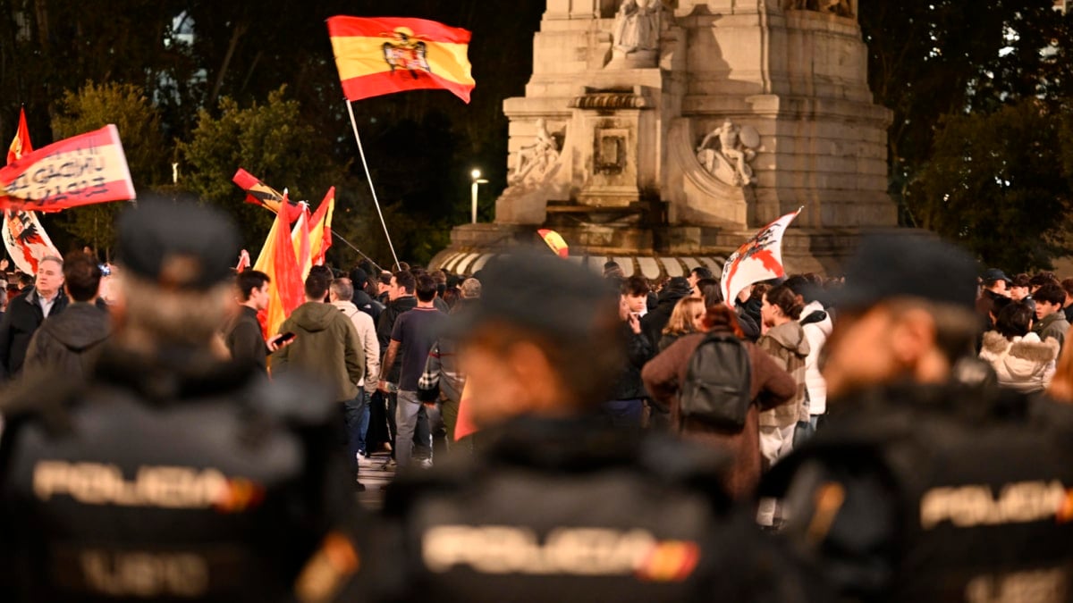 Policías vigilan la marcha a Ferraz.