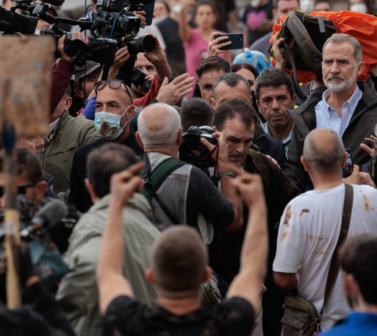 Marlaska confirma que Sánchez recibió un golpe en Paiporta y apunta que un grupo marginal violento se organizó para provocar los disturbios