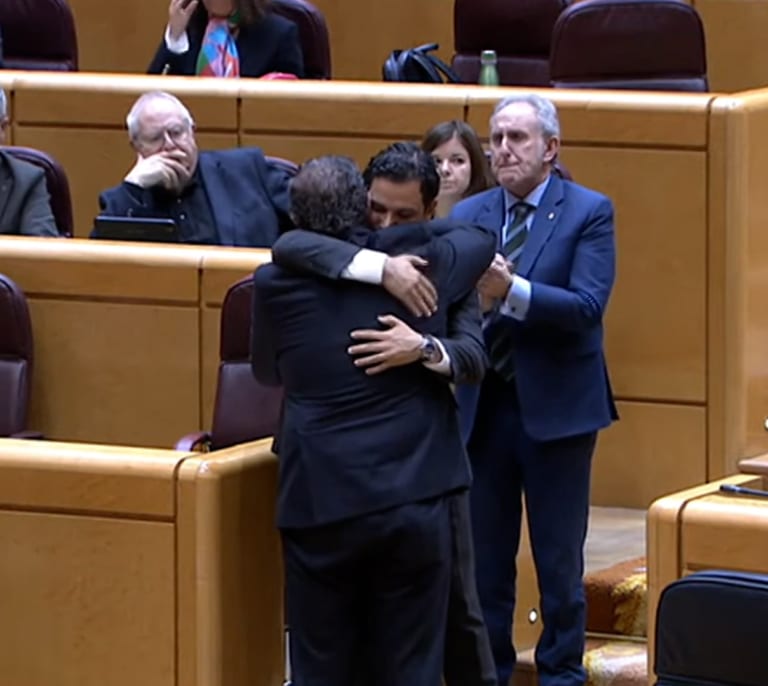El abrazo de los senadores del PP y del PSOE por la tragedia de la DANA
