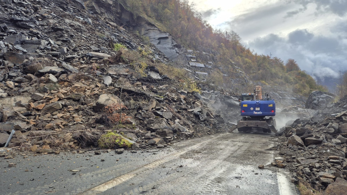 AP-66 entre Asturias y León bloqueada tras la fragmentación de una roca.