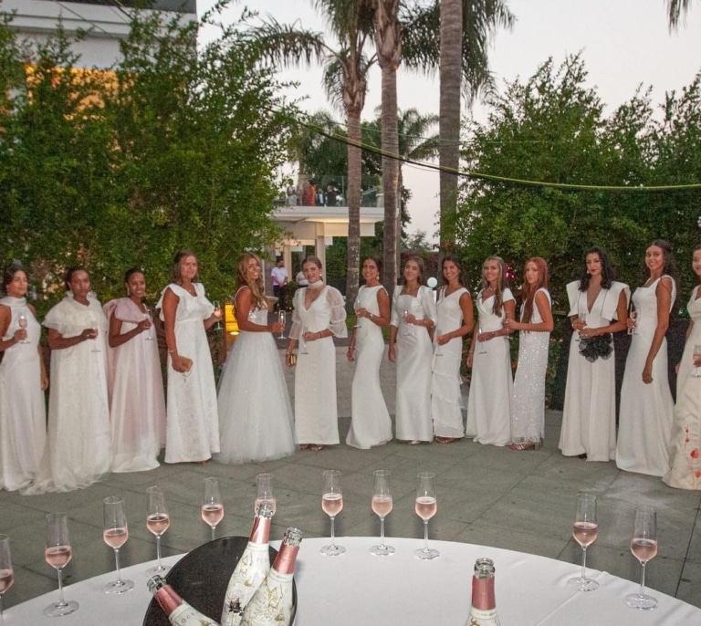 19 chicas vestidas de blanco para "presentarse en sociedad": el baile de debutantes que aún se celebra en España