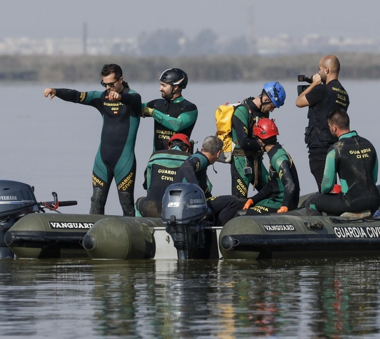 Manolín, el barquero de El Palmar que ayuda a los buzos de la Guardia Civil a peinar la Albufera: “Hay mucha mierda” 