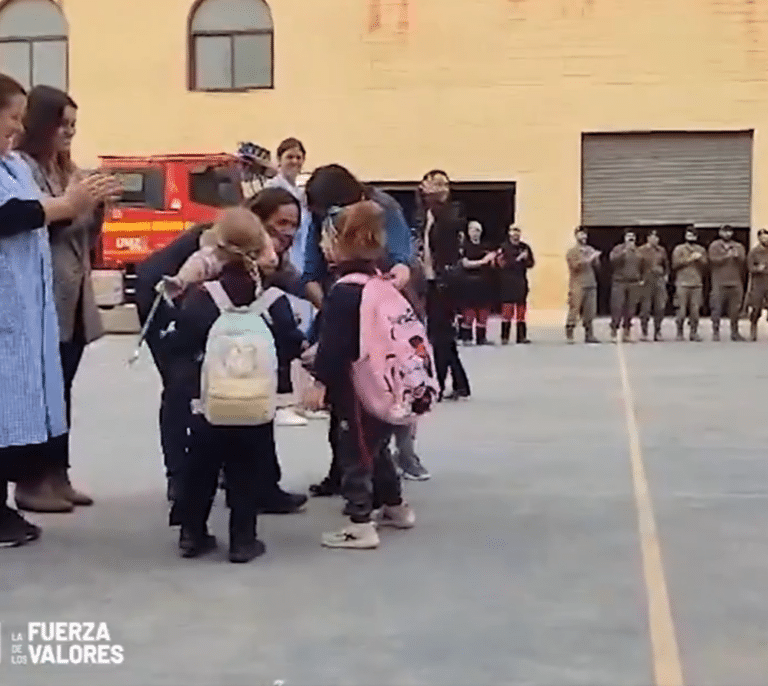 VÍDEO | La vuelta al cole en Valencia tras las labores del Ejército