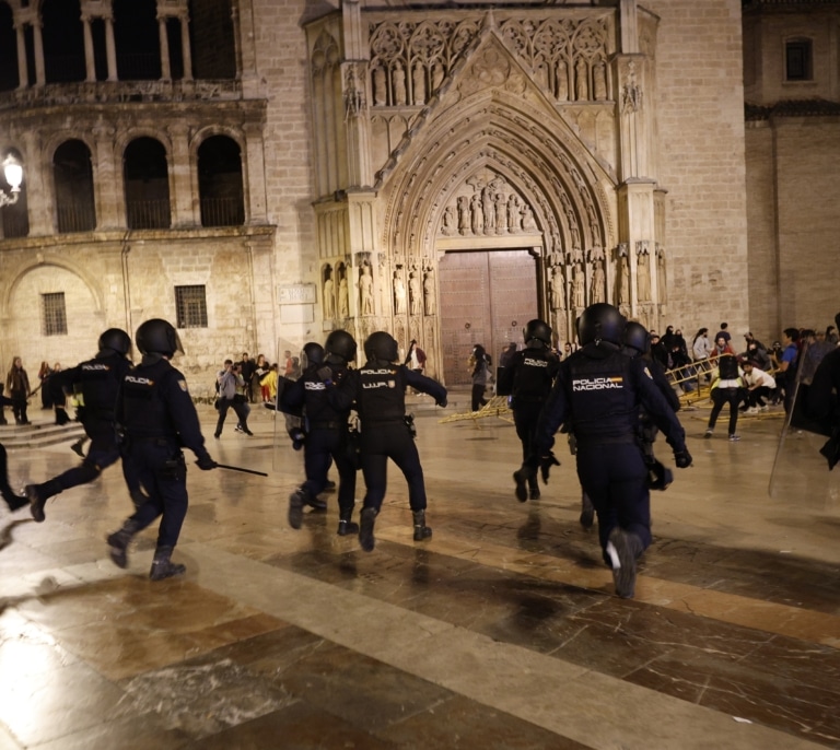 Los disturbios en Valencia se saldan con 31 policías heridos y cuatro manifestantes detenidos