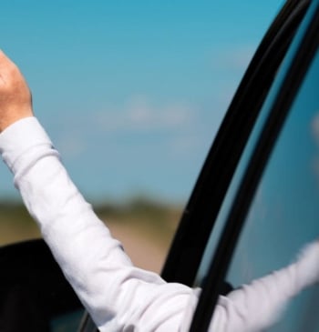 ¿Puede la DGT multarme por conducir con el brazo apoyado en la [...]