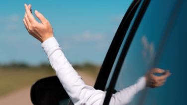 ¿Puede la DGT multarme por conducir con el brazo apoyado en la ventanilla?