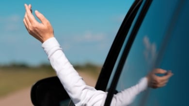 ¿Puede la DGT multarme por conducir con el brazo apoyado en la ventanilla?