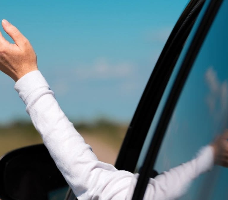 ¿Puede la DGT multarme por conducir con el brazo apoyado en la ventanilla?