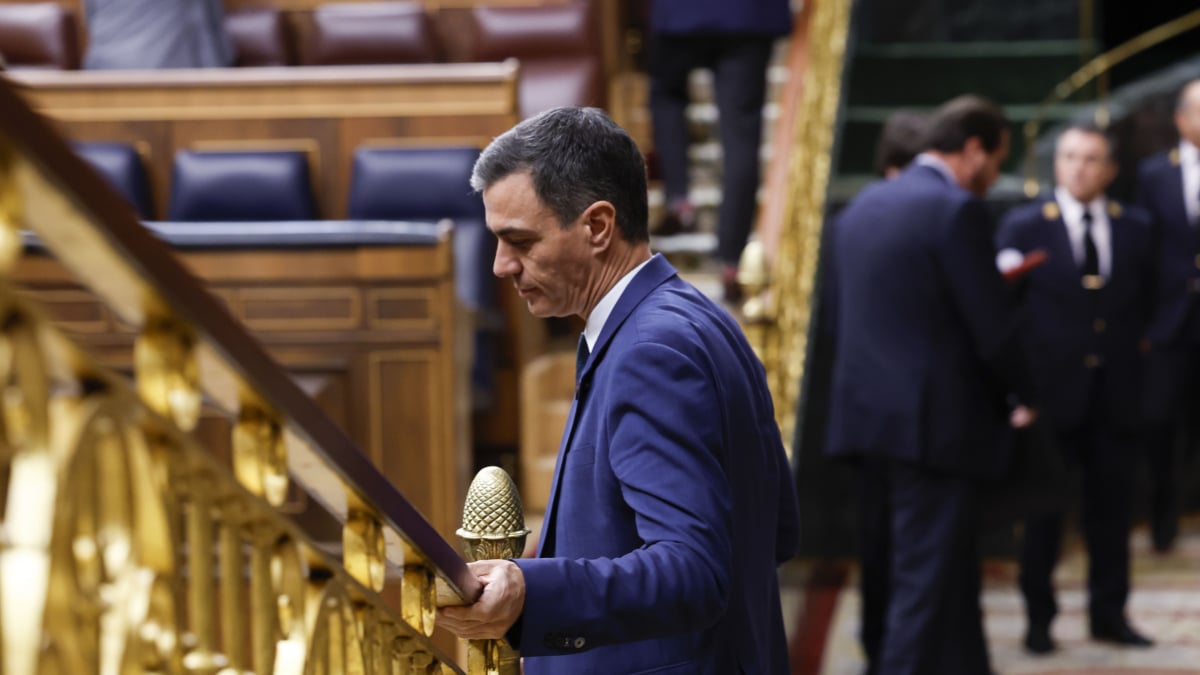 El presidente del Gobierno, Pedro Sánchez (i), a su llegada al pleno celebrado este 28 de noviembre de 2024 en el Congreso.