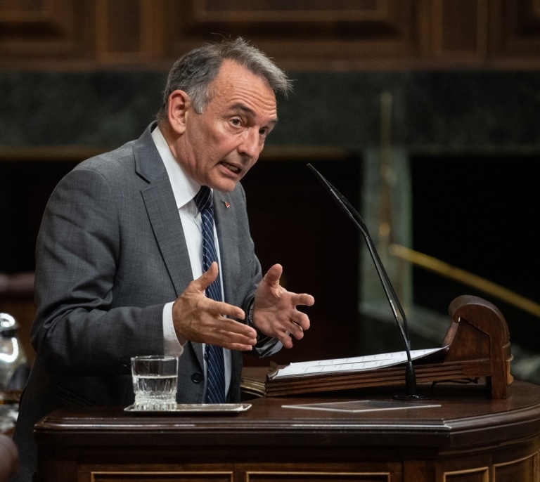 Sumar cede a las exigencias de IU y designa a Enrique Santiago para Secretos Oficiales y la supervisión del CNI en el Congreso