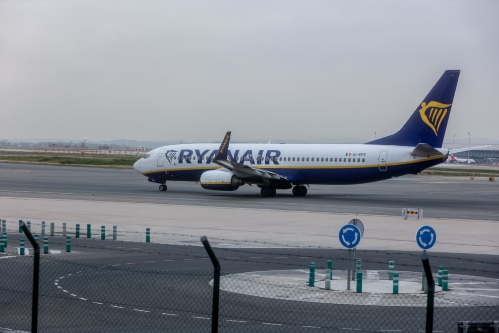Un avión de la aerolínea Ryanair en el aeropuerto Adolfo Suárez Madrid-Barajas.