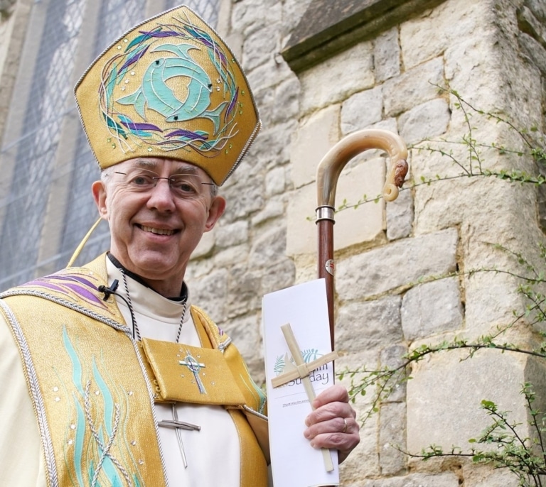 Dimite el arzobispo de Canterbury, que coronó a Carlos III, por su gestión de un caso de abusos sexuales en la iglesia