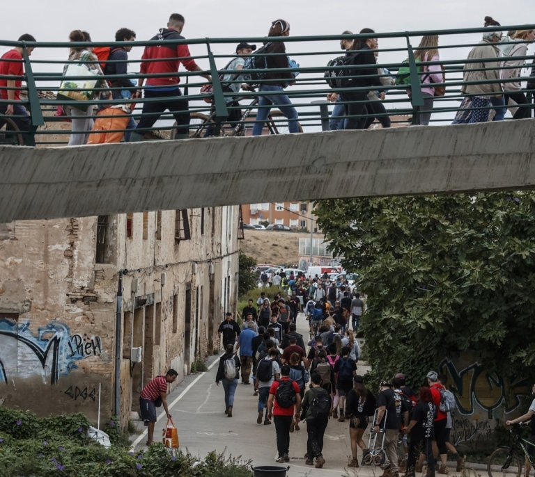 El ejército de la solidaridad: a pie con cubo y pala desde Valencia hasta los pueblos de la catástrofe