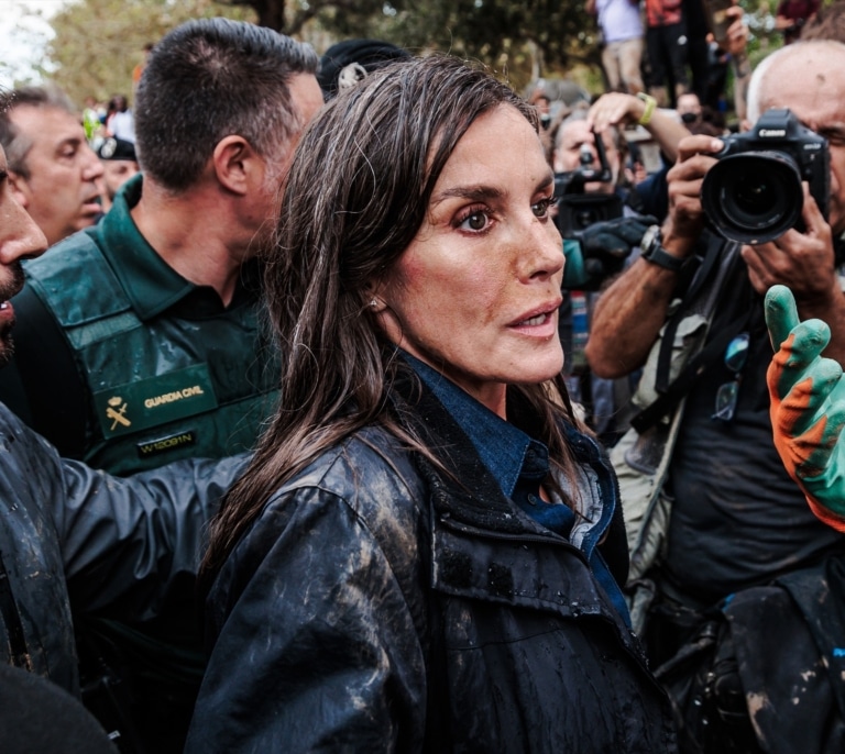 La Reina, entre lágrimas, gritos e insultos: "Que os vayáis de aquí, que estamos muertos ya"