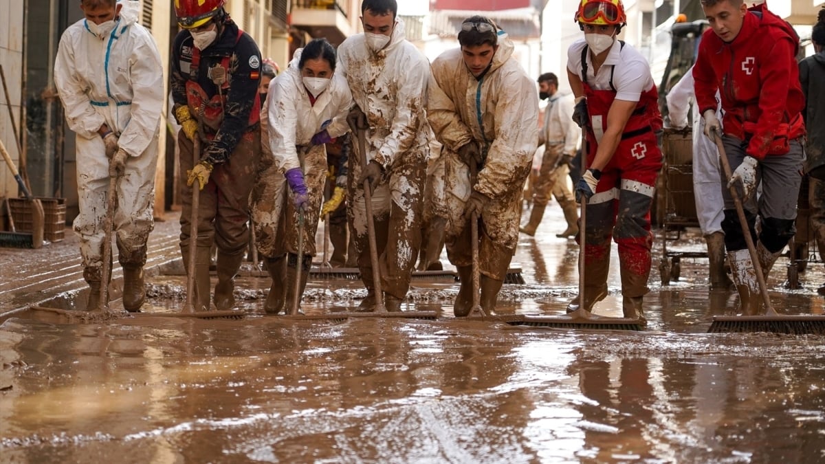 Voluntarios realizan labores de limpieza en Paiporta.
