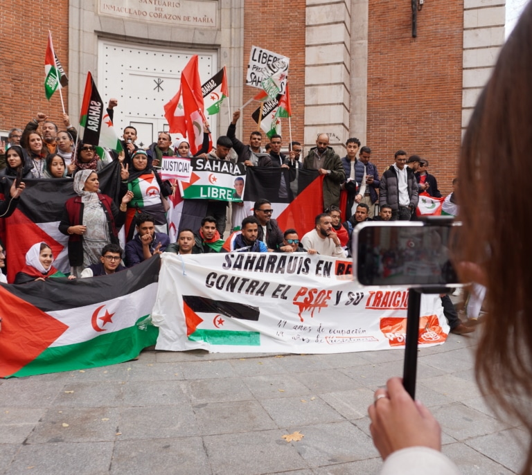 Los jóvenes saharauis llevan su grito hasta Ferraz: "El PSOE es el mayor lobby de Marruecos que ha conocido España"