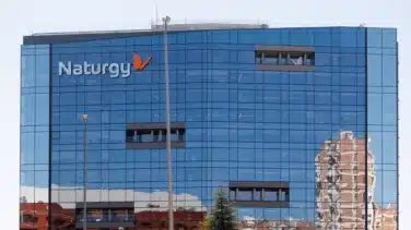 Criteria niega estar negociando para vender sus acciones en Naturgy