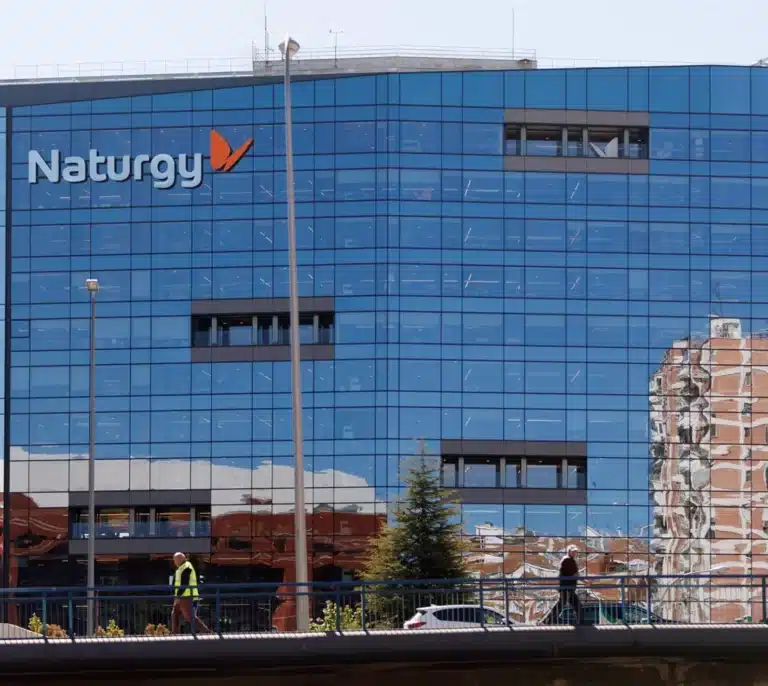 Criteria niega estar negociando para vender sus acciones en Naturgy