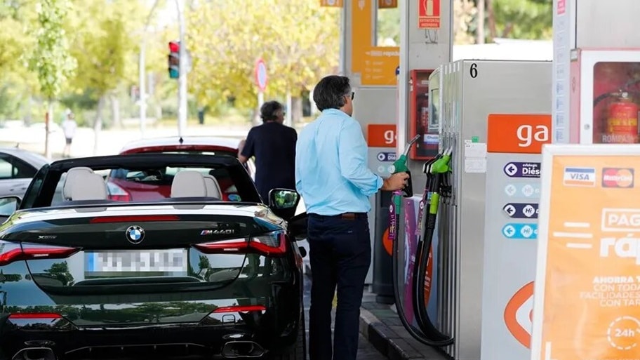 Unas personas repostan combustible en una gasolinera de Madrid /EFE
