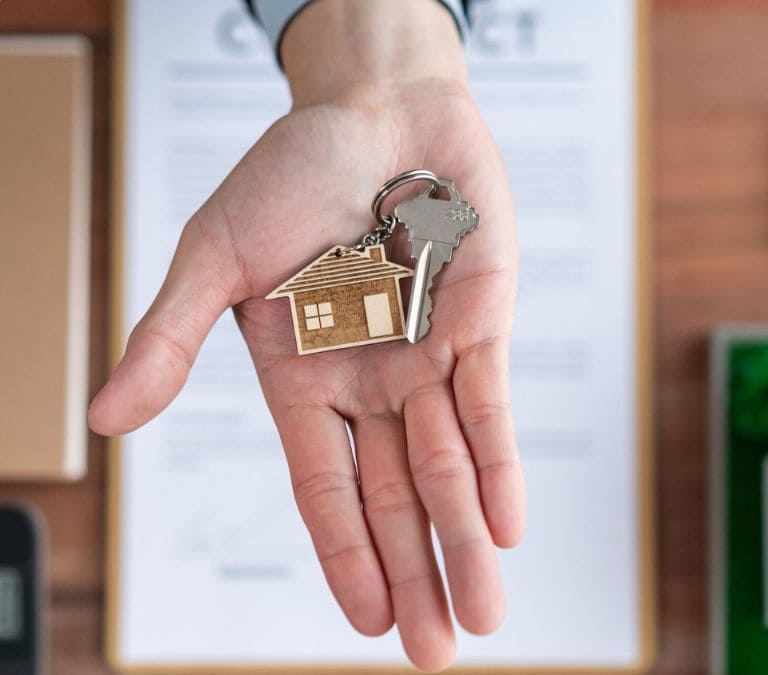 El aviso de Hacienda sobre el IRPF a los mayores de 65 años propietarios de un piso o una casa