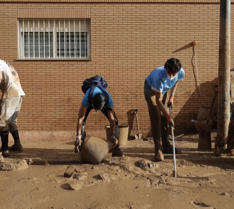 Sobre la voluntad y los voluntarios: jóvenes del siglo XXI con propósito de escoba y pala