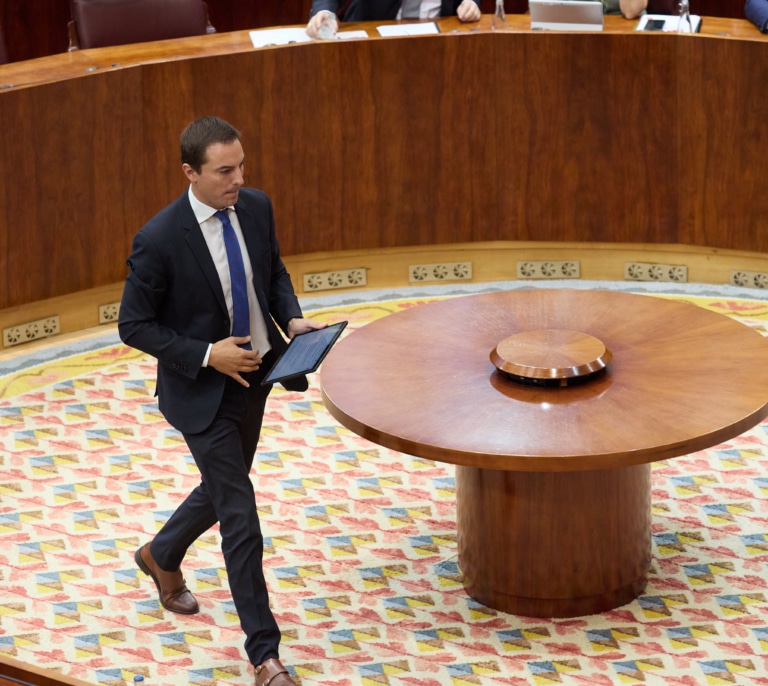 El entorno de Ayuso se frota las manos: "Lobato se ha ahorcado él solito y, con él, a Sánchez"