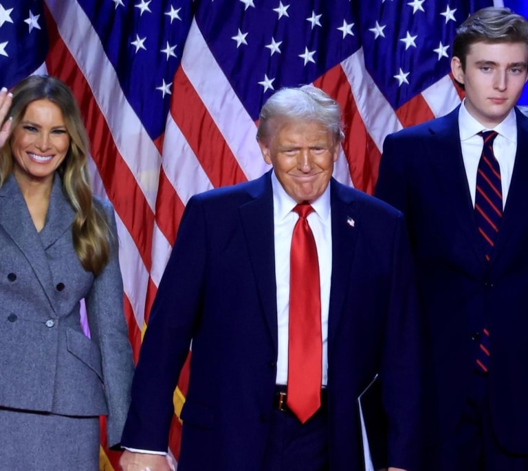 Una intrigante Melania recupera la sonrisa con la victoria de Donald Trump: lo que su look dice de su nueva actitud