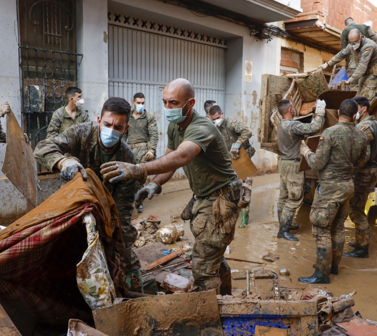 El fango político salpica a las Fuerzas Armadas