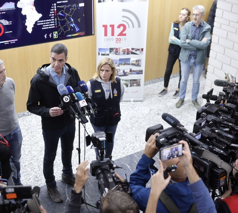 Y en el caos, a Sánchez lo persiguen nazis con escoba