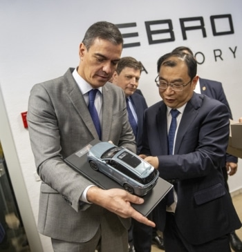 Sánchez estrecha lazos con China tras renunciar a los aranceles al coche [...]