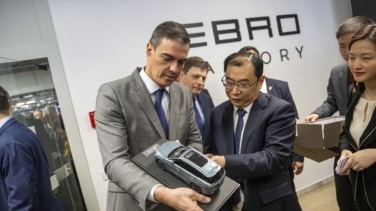 Sánchez estrecha lazos con China tras renunciar a los aranceles al coche eléctrico
